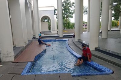 Masya Allah! Mirip Istana Alhambra, Masjid di Gresik Ini Punya Kolam Terapi Ikan