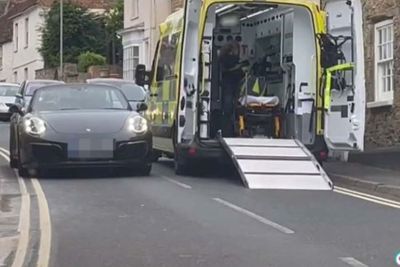 Kocak! Takut Mobilnya Lecet Pemilik Porsche 911 Malah Buat Gaduh Jalan Umum