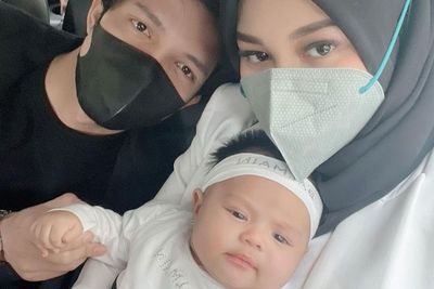 Kecil-kecil, Baby Ameena Sering Pakai Baju Branded, Netizen: Ngeri-ngeri Outfitnya!