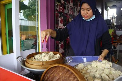 Gadis Tunarungu Ini Sukses Bisnis Dimsum, Ternyata Punya Tujuan Bikin Haru! Apa Itu?