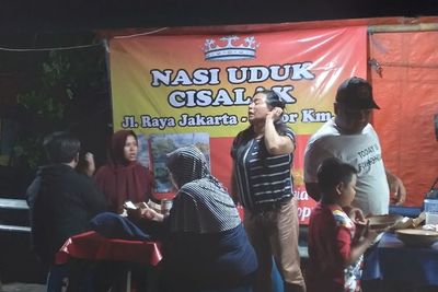 Murahnya Kebangetan! Seporsi Nasi Uduk Cuma Rp2 Ribu, Pelanggannya Bermobil Semua