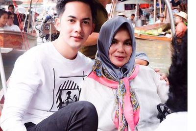 Kiki Farrel Nangis di Makam Mama Dahlia, Ungkap Penyesalan Terbesar