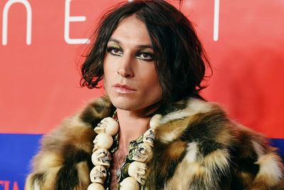 Ezra Miller Klaim Pertengkaran di Bar Setingan untuk Seni Kripto NFT : Saya Diserang!