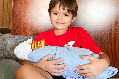 Jessica Iskandar Gembira El Barack Pertama Kali Gendong Adik Bayi, Ekspresinya Disorot