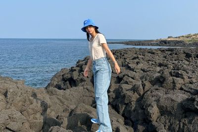 5 Inspirasi Style Wanita Korea Casual Keren dan Stylish, Ada yang Cocok untuk Hijabers!