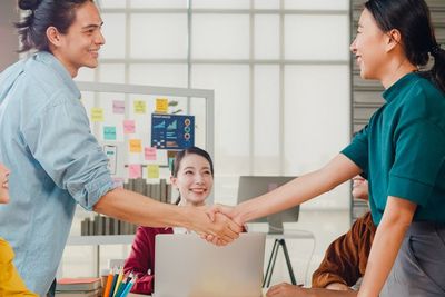 Terbiasa Bersama, 3 Zodiak Ini Dikenal Selalu Jatuh Cinta pada Rekan Kerjanya