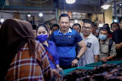 AHY dan Annisa Pohan Dapat Oleh-oleh Ikan Teri Asin saat Datangi Pusat Pasar Medan