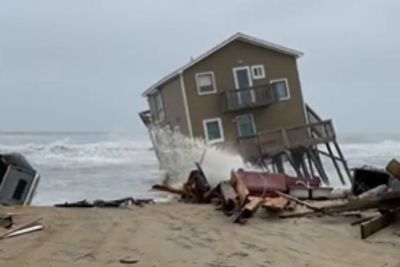 Detik-Detik Rumah Seharga Rp5 Miliar Hanyut Dibawa Ombak Laut, Nyesek!