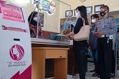Duh Enaknya…. Gegara SIMANIS, Perempuan di Malang Bikin SIM Enggak Pakai Antre