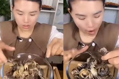 Aksi Wanita Makan Kepiting Hidup-Hidup Bikin Netizen Ngeri: Seperti lagi Makan Kerupuk