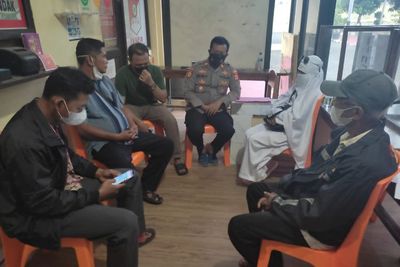 Viral Wanita Berpakaian Serba Putih Minta Uang ke Warga, Ternyata Terlilit 11 Pinjol