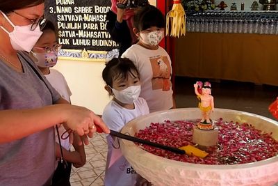 Pertama Kali dalam Sejarah! Patung Bayi Buddha Dimandikan di TITD Sumber Naga