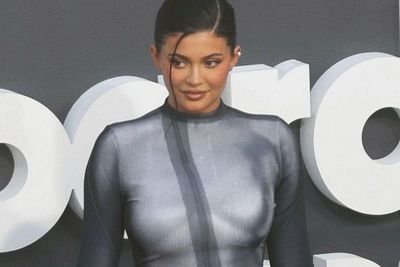 Kylie Jenner Bikin Pangling Pakai Naked Dress di Billboard Music Awards 2022
