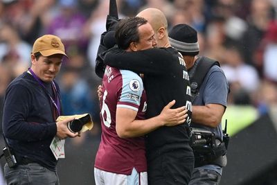 Aksi Guardiola Beri Hormat pada Pemain Liga Inggris yang Bela Satu Klub Selama 18 Tahun