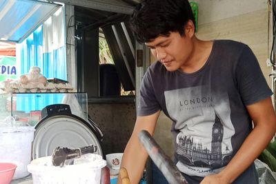 Cuma Jualan Soto Murah Seharga Rp3 Ribu, Pria Ini Bisa Beli Mobil Baru