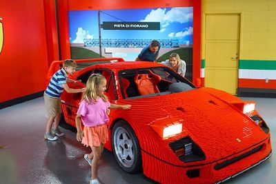 Ferrari F40 yang Indah ini Dibangun Pakai Batu Bata Lego