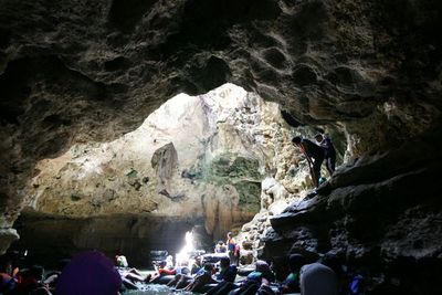 Wisata Paling Misterius! Masuk ke Perut Bumi dan Melihat Sumur Terbalik, Berani ke Sini?