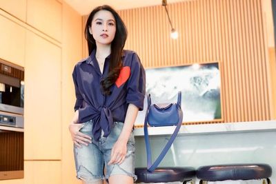 Sandra Dewi si Mama Muda Bersuami Kaya, Pose Pakai Celana Pendek Curi Perhatian