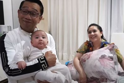Momen Langka! Ridwan Kamil Gantikan Baju Rayyanza Anak Raffi, Ekspresi Kocaknya Viral