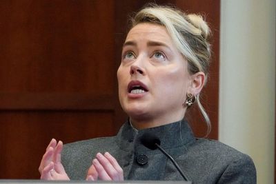 Amber Heard Gelagapan Dibantai Pengacara Depp, Terbukti Bohong Soal Donasi Uang