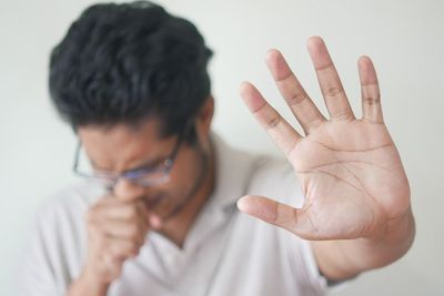 10 Obat Batuk Kering untuk Dewasa dan Anak-Anak di Apotik dan Alami