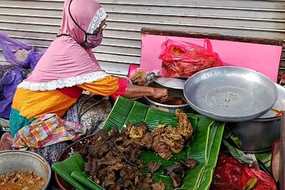 Cuma Jualan di Emperan Toko, Nasi Buk Bu Tuni 2 Jam Habis! Apa Istimewanya?