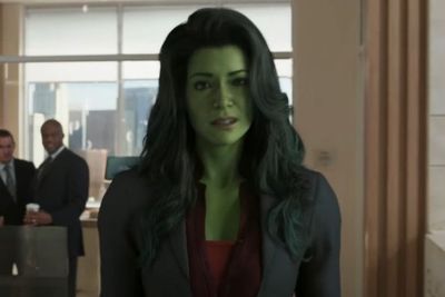 Trailer She-Hulk Dirilis jadi Trending, Adegan Pria Botak Digendong Jadi Sorotan