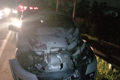 Gegara Sopir Panik, Sebuah Mobil Tabrak 2 Truk di Gerbang Tol Cikupa