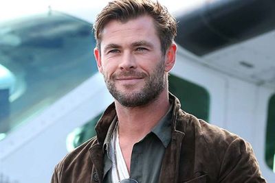 Trailer Spiderhead Perlihatkan Chris Hemsworth dan Miles Teller Menguji Batas Sains