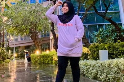 Gencar Sindir Doddy Sudrajat, Potret OOTD Puput Pakai Sweater Pink Banjir Pujian