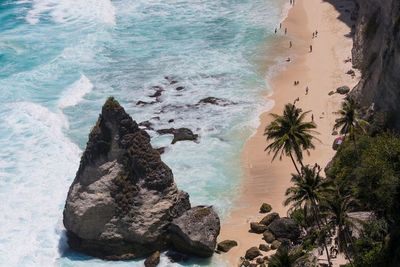 Ada Bongkahan Berlian di Tepi Diamond Beach, Bali