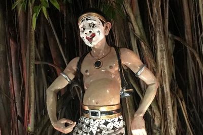 Tempat Ini Dijaga Petruk dan Bagong, Kamu Bisa Nongkrong dan Baca Buku Gratis Sepuasnya!