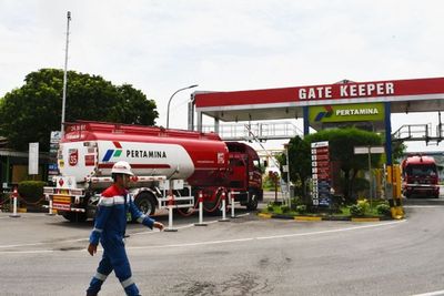 Polisi Cari Sopir Truk Penyenggol Truk Pertamina hingga Bocor di Jakbar