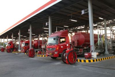 Hati-hati! Ada Truk Tangki Pertamina Kecelakaan di Jakbar, Muatan BBM-nya Tumpah ke Jalan