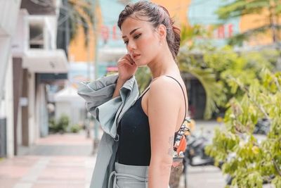 Pose Nita Gunawan Pakai Celana Gemes Jalan-jalan ke Museum Jadi Perhatian