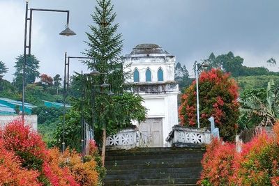 Benarkah Ada Jenazah Sejoli di Mausoleum Peninggalan Meneer Belanda Ini?