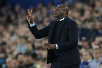 Pertandingan Berujung Ricuh, Pelatih Crystal Palace Tendang Fans Everton
