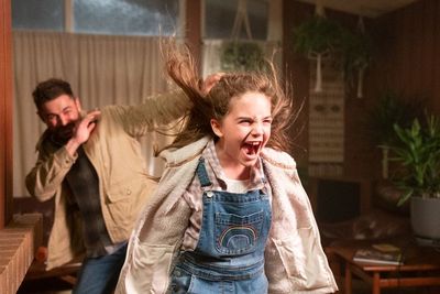 Review Firestarter : Wajah Baru Cerita Pyrokinesis Stephen King yang Datar