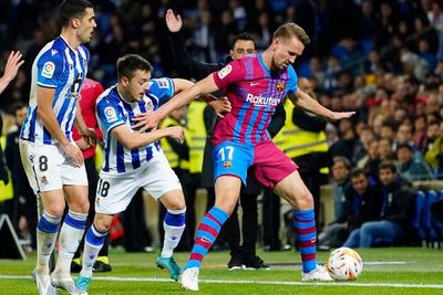 De Jong Rela Jadi Penghangat Bangku Cadangan demi Bertahan di Barcelona