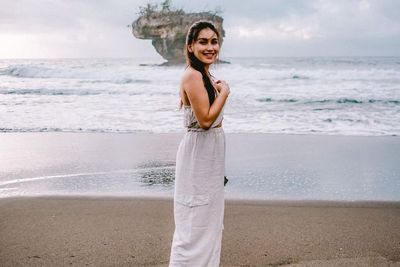 3 Gaya Ayu Ting Ting ke Pantai Tanpa Bikini Dipuji Cantik