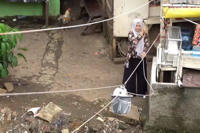 Unik! Warung Makan di Jaksel Ini Main Kerek Pakai Ember, Pembeli Harus Teriak saat Pesan