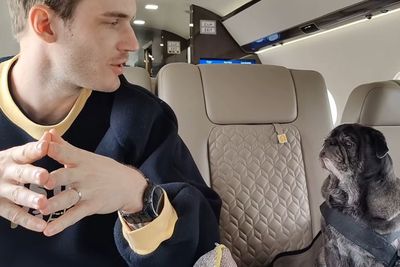 The Real Sultan! PewDiePie Bela-belain Sewa Jet Pribadi karena Anjingnya Terlalu Berat
