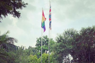 Kibarkan Bendera LGBT, Kedubes Inggris Jadi Trending di Twitter