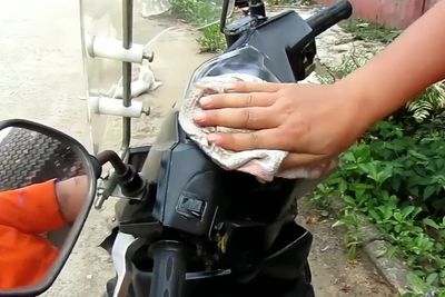 Ajaib! 2 Bahan Rumahan Ini Bikin Motor Auto Kinclong Seperti Baru