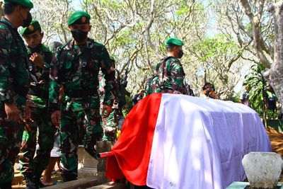 Dilepas Secara Militer, Jenazah Achmad Yurianto Dimakamkan di Samping Pusara Ibunda