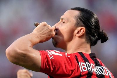 AC Milan Juara Liga Italia, Aksi Ibrahimovic Lempar Botol dan Isap Cerutu Tuai Perhatian