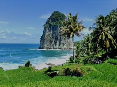 Rela Menembus Rute Terjal Demi Pantai Ini, View-nya Mirip di Thailand