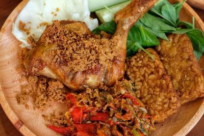 5 Cara Masak Ayam Penyet yang Enak, Lengkap dengan Resepnya!