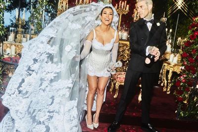 Potret Upacara Pernikahan Travis Barker dan Kourtney Kardashian: Bahagia Selama-lamanya