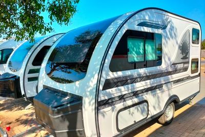 Intip Isi Campervan dan Karavan yang Menginvasi Pantai Ini, Ternyata Keduanya Berbeda!